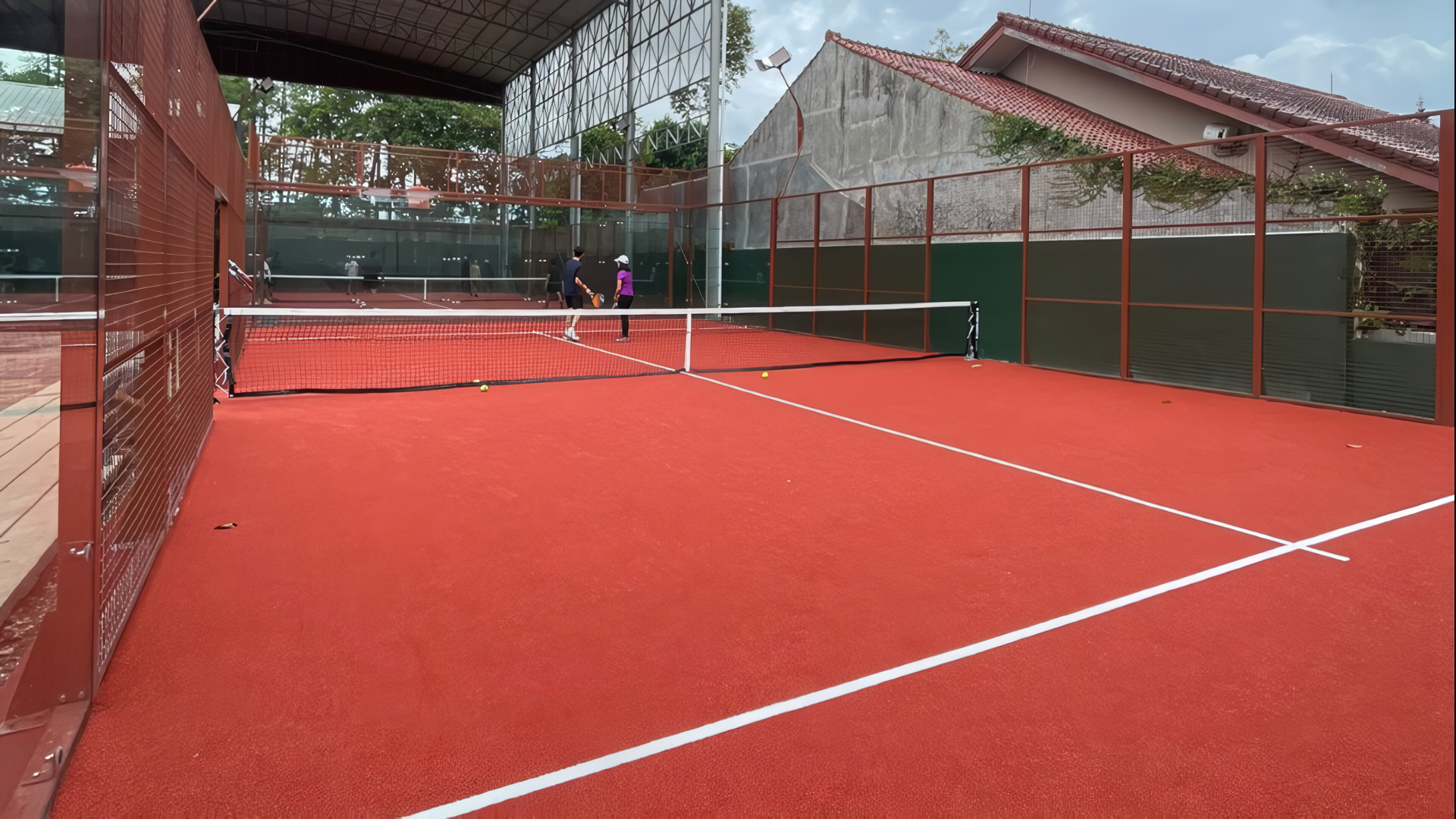 Nikmati pengalaman bermain padel di lapangan premium yang berlokasi di pusat kawasan strategis Bandung, dirancang untuk mendukung gaya hidup modern dan aktif